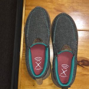 Twisted X slide on show.